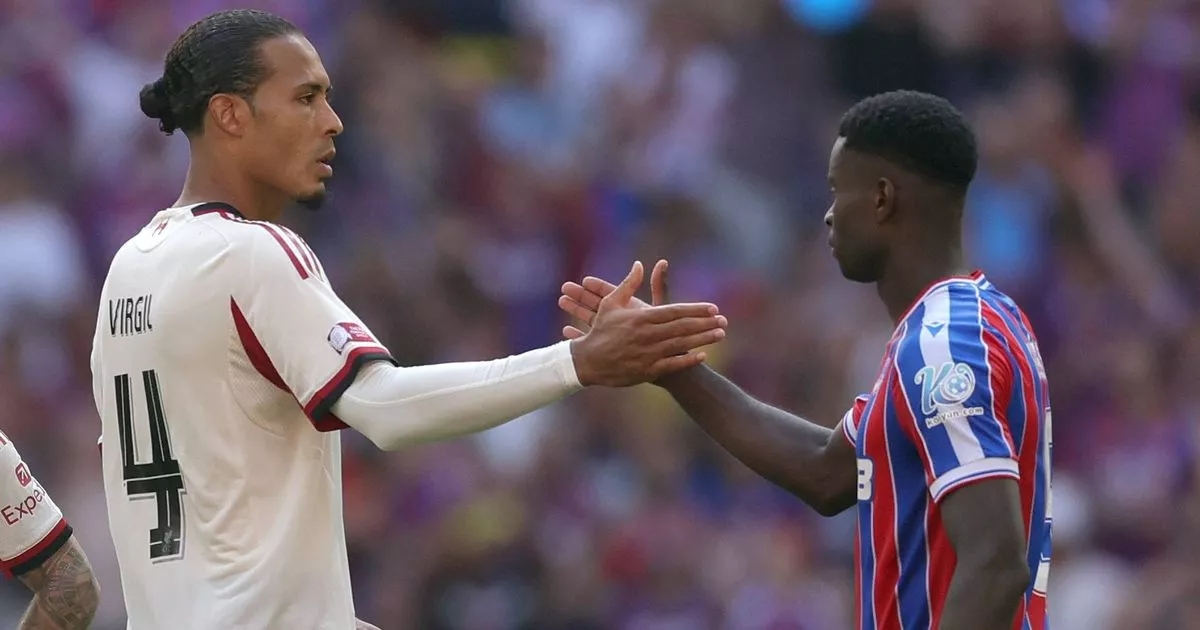 Virgil van Dijk stuurt transferbericht van Marc Guehi naar Liverpool-managers