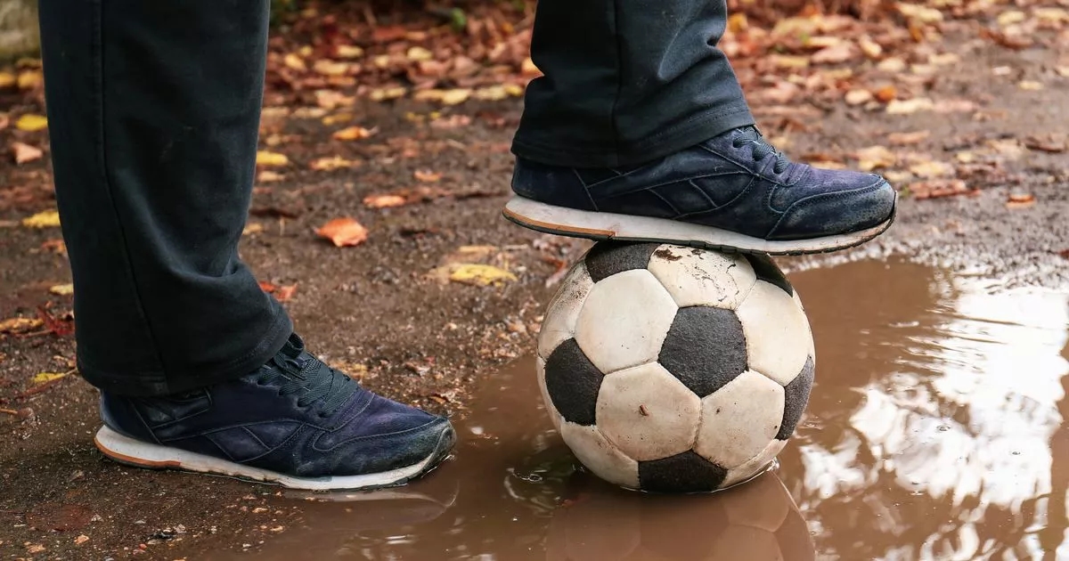 El spray que protege los zapatos de los daños causados ​​por la lluvia es una bendición para la semana de regreso a clases.