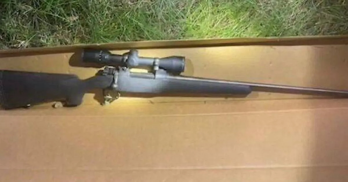 El asesino de Charlie Kirk dejó un rifle de caza con munición grabada con "ideología transgénero"