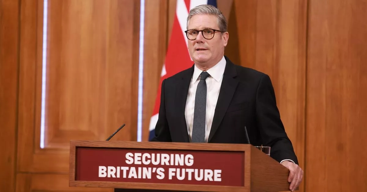 Keir Starmer EN DIRECTO: El primer ministro advierte que el Reino Unido corre el riesgo de "convertirse en una isla de extraños" en una importante conferencia de prensa.