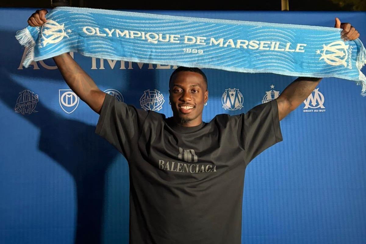 Crowds greet Weah and Thauvin as they leave Serie A