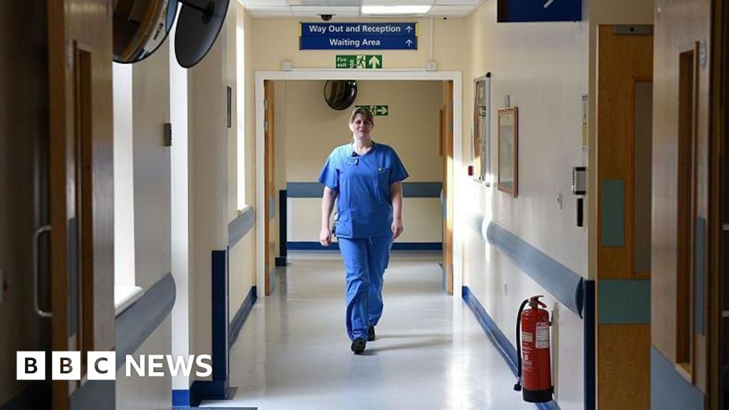 Los médicos advierten que los hospitales están bajo presión a medida que aumentan las listas de espera del NHS