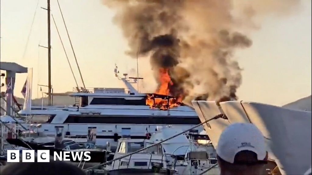 Bekijk: Rookwolken van brand op luxe jacht in St. Tropez