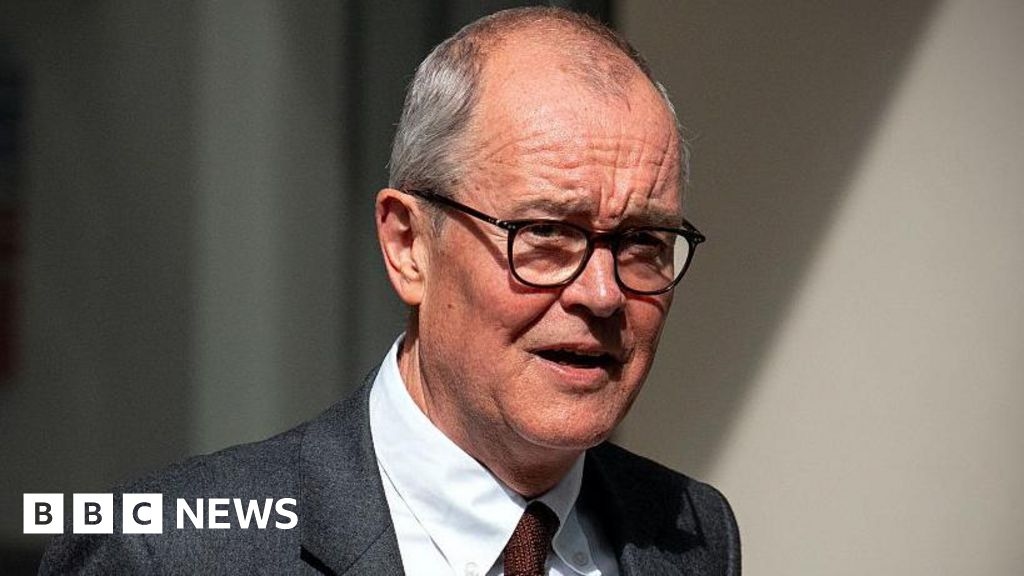 Aumento de preços de medicamentos no Reino Unido é "necessário", diz Patrick Vallance