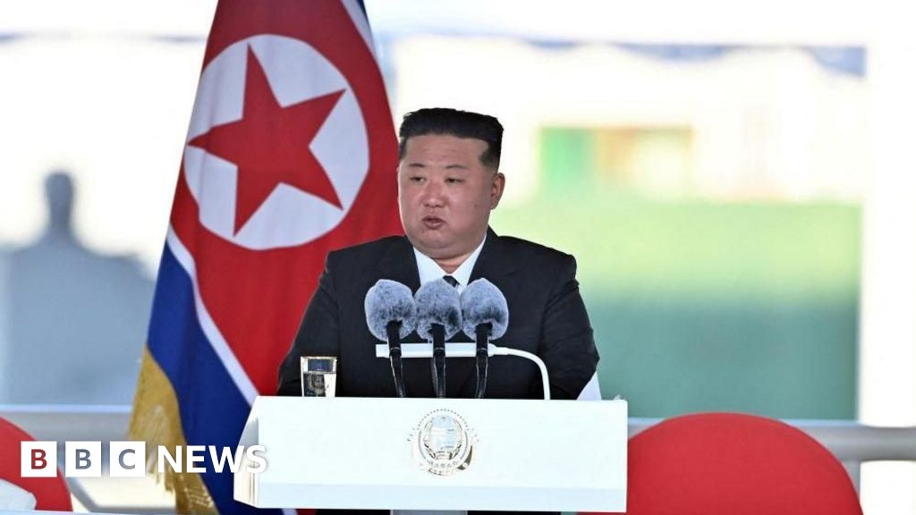 Kim Jong-un critica "acidente grave" em lançamento de navio de guerra