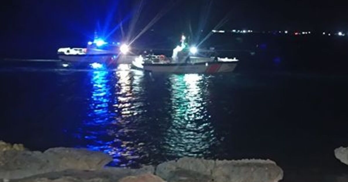 3 people entered the sea at night! 1 drowned, 2 are wanted