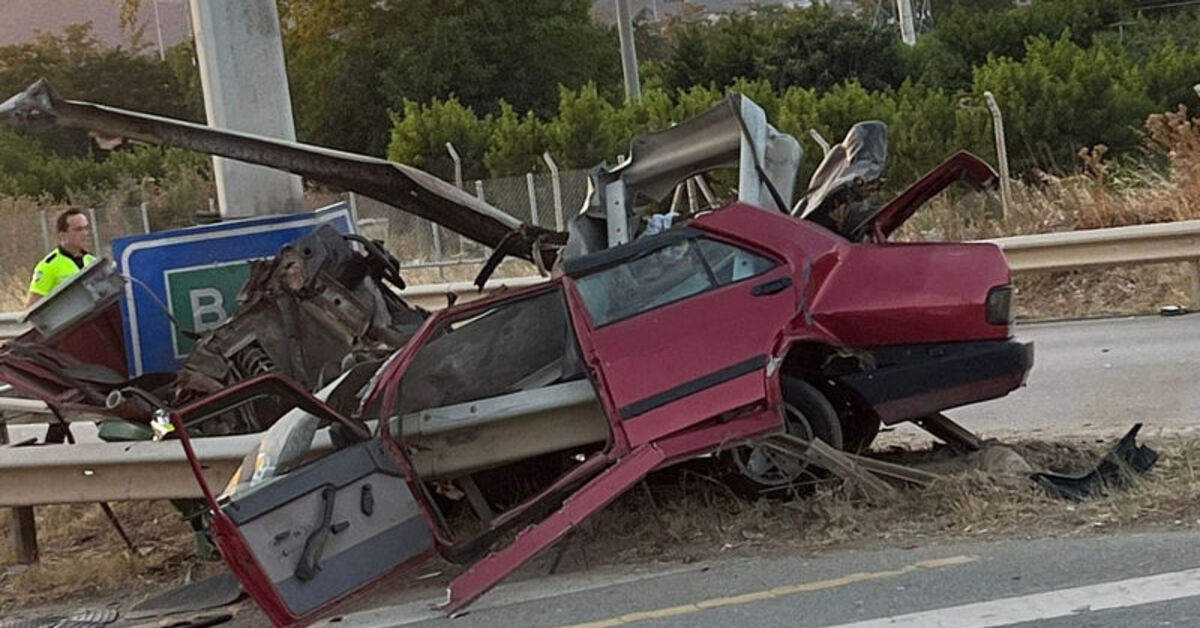 Bariyerlere çarpan otomobilin sürücüsü öldü