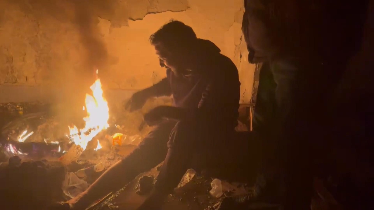 ¡No quería abandonar el edificio abandonado donde prendió fuego! Respuesta sorprendente: Estás entrando a mi casa sin permiso.