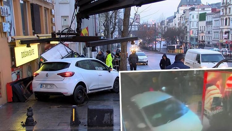 Un coche que no podía tomar una curva se estrelló contra un quiosco en Tarlabaşı