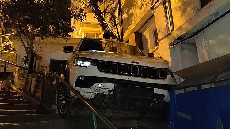 Jeep wjeżdża w lukę w budynku w Beşiktaş