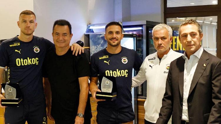 Ali Koçs Dankesplakette an Tadic und Dzeko!