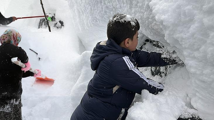 Le quartier englouti par la neige ! La pluie s'est arrêtée, les citoyens cherchent leurs voitures perdues sous la neige : nous vivons cela chaque année