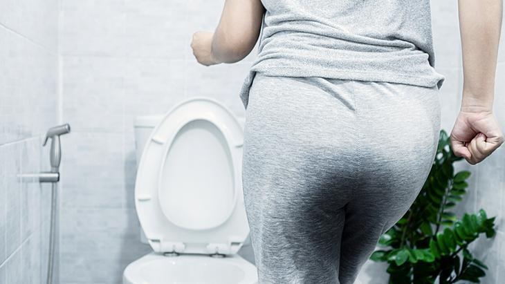 L’hyperactivité vésicale menace les femmes ! Le symptôme le plus typique est une envie soudaine d’uriner.
