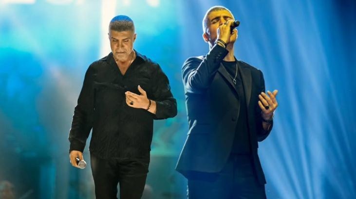 Özcan Deniz zaprosił go na scenę i zaśpiewał z zaskakującym imieniem! Jego nowy wizerunek przyciągnął uwagę