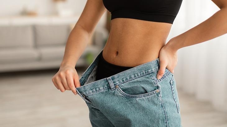 Ein flacher Bauch ist kein Traum! Überschüssiges Haut- und Fettgewebe wird entfernt, ohne dass äußerlich sichtbare Narben zurückbleiben.
