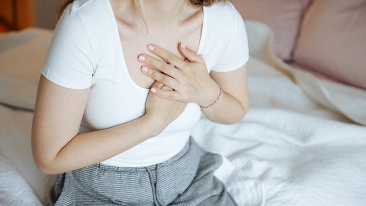 On peut la confondre avec la grippe, car elle progresse insidieusement ! Attention aux 7 symptômes d'une crise cardiaque silencieuse.