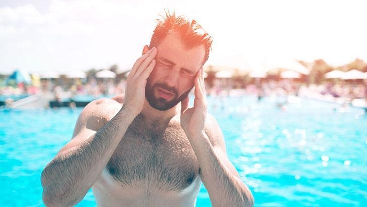 Non immergerti improvvisamente in acqua fredda! Provoca dolore, prurito, secrezioni e ostruzione dell'orecchio.