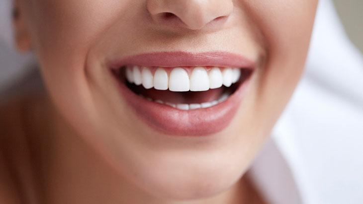 Está muito popular hoje em dia! Clarear os dentes faz mal?