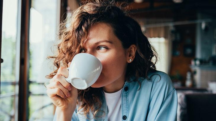 ¿Te sientes hinchado después de tomar café? Podría ser una alergia a la cafeína.