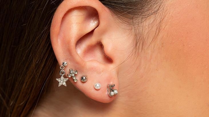 Enfeksiyon ve işitme kaybı riski! Çoklu piercing tehlikesi, kulak memesini bile yırtıyor