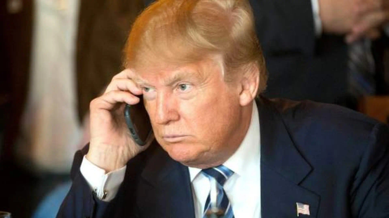 Trump lança seu próprio smartphone: o T1, um "telefone elegante, banhado a ouro, projetado e construído nos EUA".