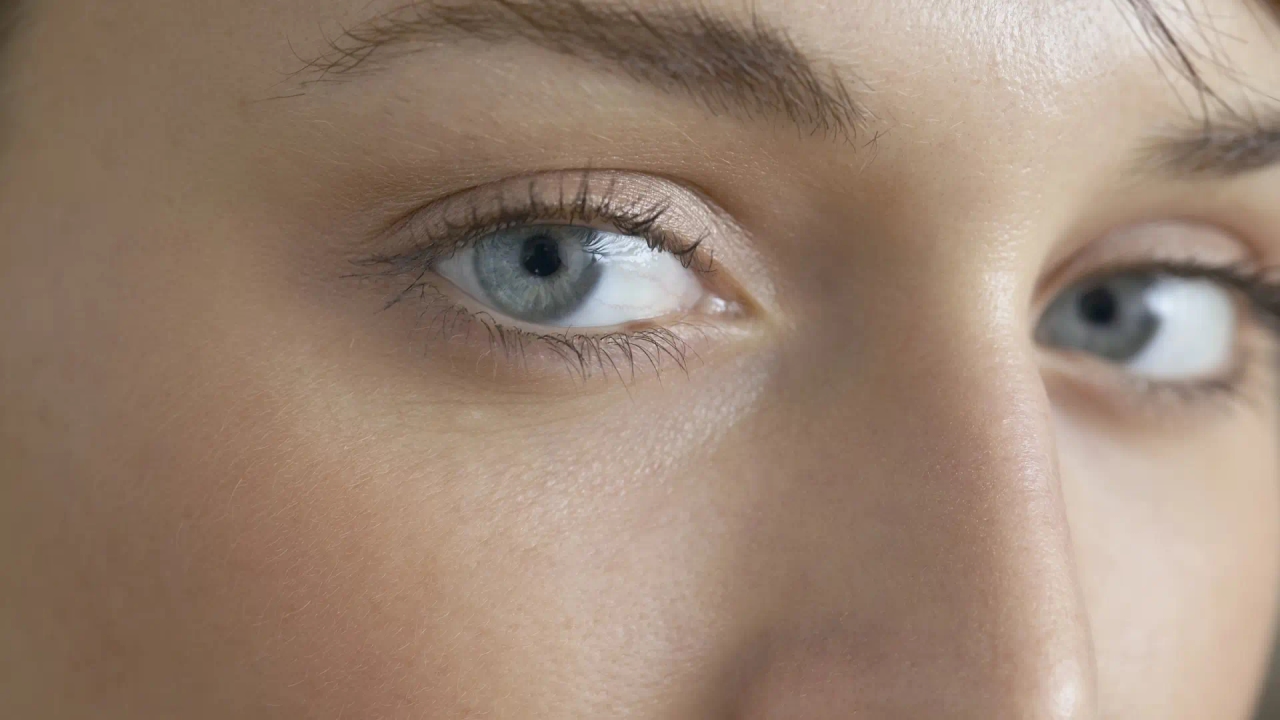 What it means to look away when talking to someone, according to psychology