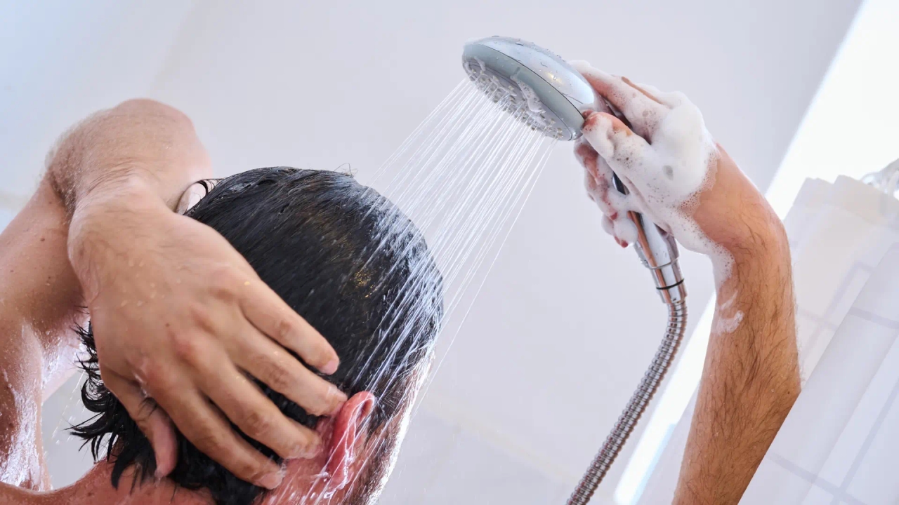 Est-il préférable de prendre une douche le matin ou le soir ? Un microbiologiste tranche le débat