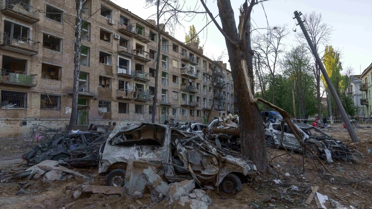 Rusya'nın Kiev'e düzenlediği saldırıda en az dört kişi öldü, 20 kişi yaralandı