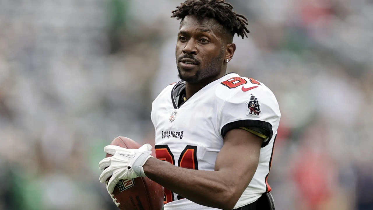 Ex-astro da NFL Antonio Brown é procurado por tentativa de homicídio: polícia acredita que ele fugiu dos Estados Unidos
