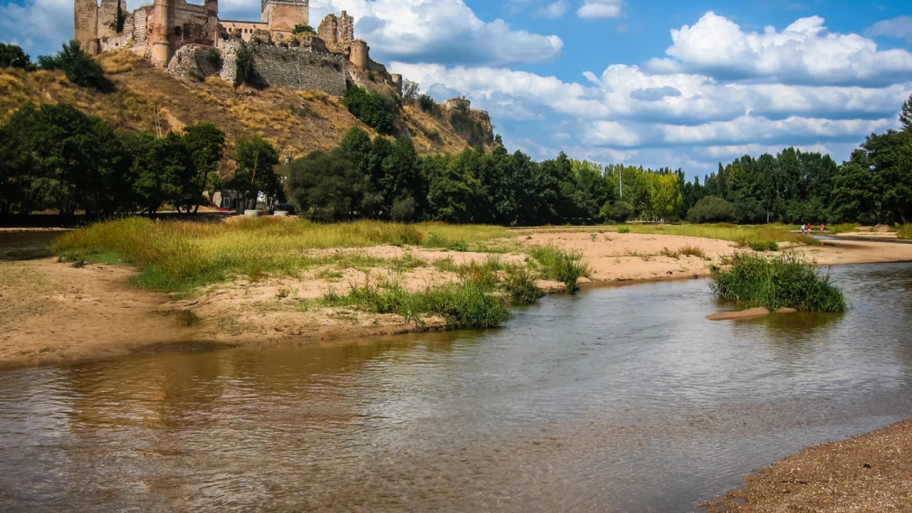 A praia natural de Toledo, que está localizada aos pés de um espetacular castelo