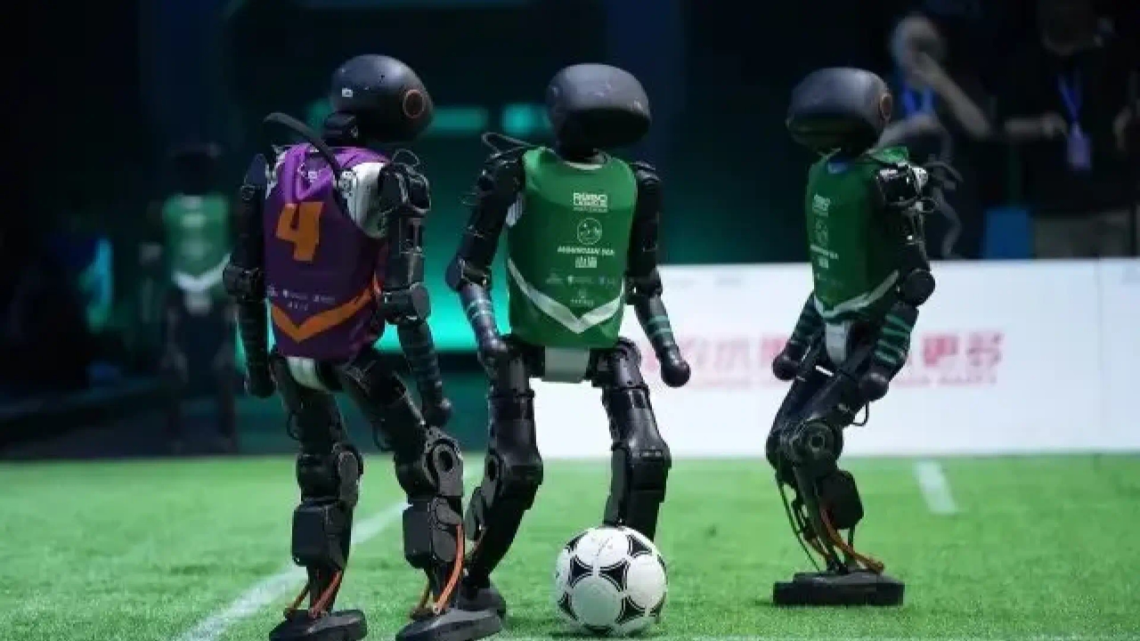 Así es un partido de fútbol entre robots humanoides que evidencia que aún queda mucho: choques, tropiezos, poca movilidad...