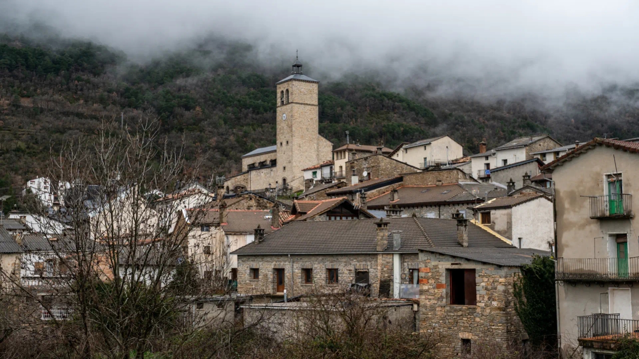 Il bellissimo villaggio nei Pirenei aragonesi immerso nella natura, perfetto per una fuga estiva