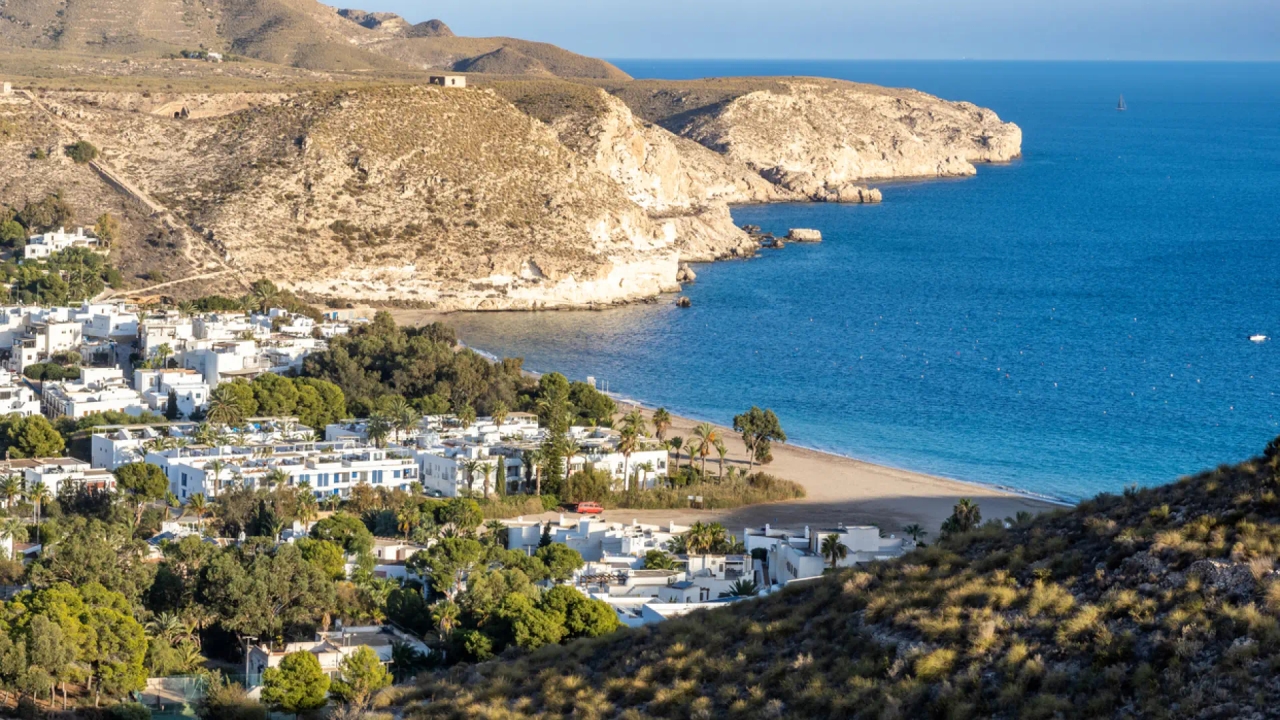 Sembra la Grecia, ma è in Spagna: il perfetto villaggio di pescatori andaluso per una fuga estiva