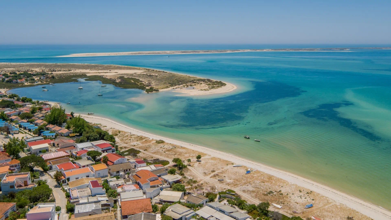 Scopri le Maldive portoghesi: spiagge di sabbia bianca, natura selvaggia e tranquillità.