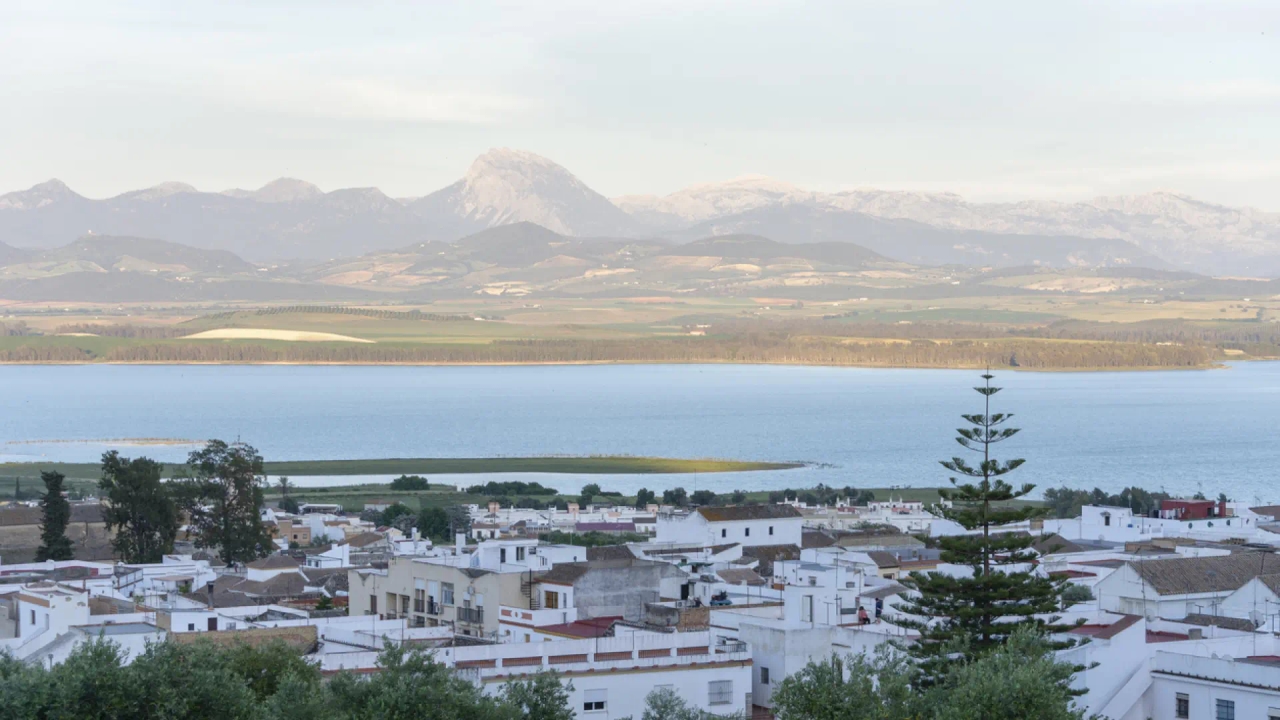 A encantadora cidade do interior de Cádiz, perfeita para esportes aquáticos no verão