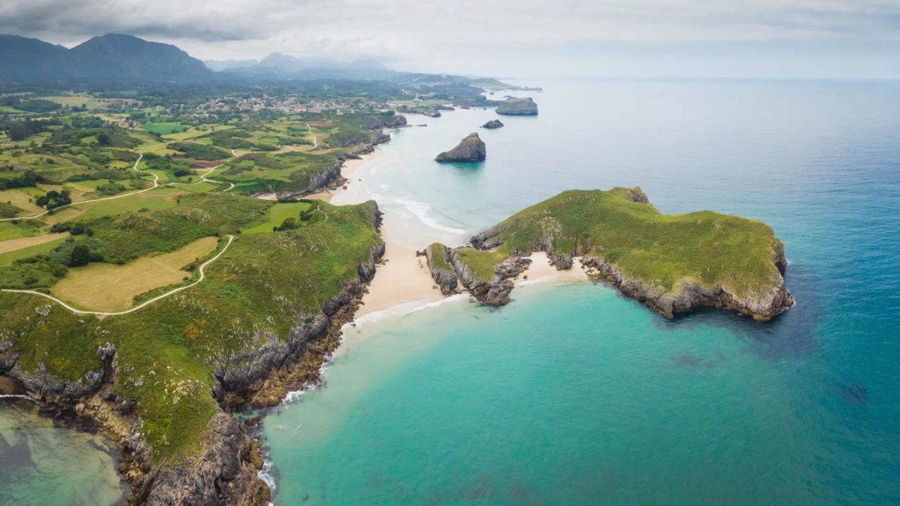 İki kıyısı bir adaya bağlı olan Asturias'ın bilinmeyen plajı