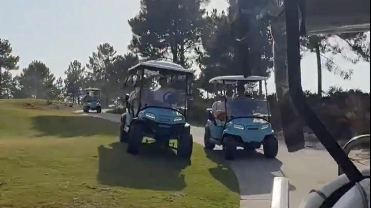 De roekeloze golfkarretjestunt van Max Verstappen: hij wordt gek... en bedenkt een bloedstollende inhaalmanoeuvre op het gras.