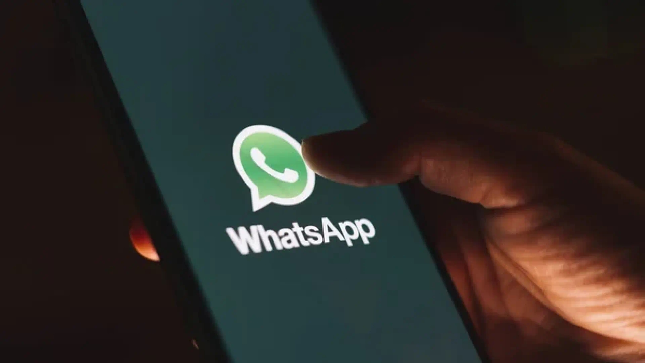 WhatsApp adds 8 new features: from voicemail to a PIN to protect chats.