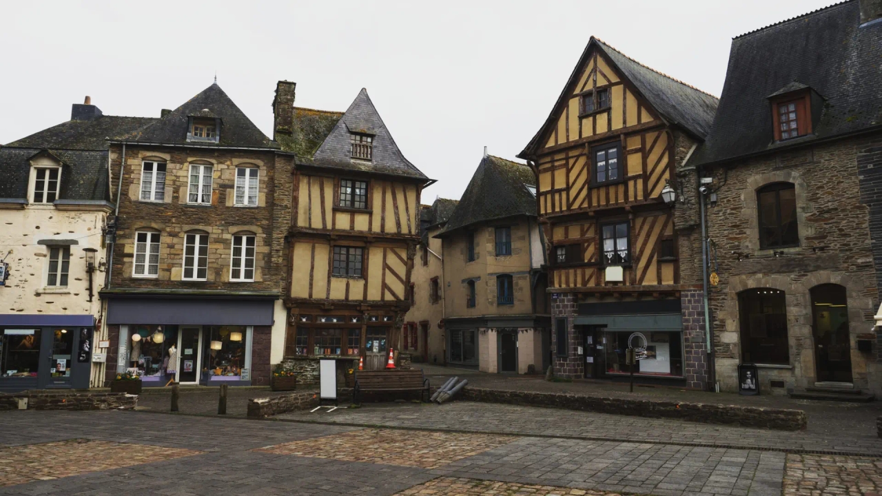 Het verrassende dorpje in Bretagne, Frankrijk, dat lijkt te zijn gered uit een sprookje