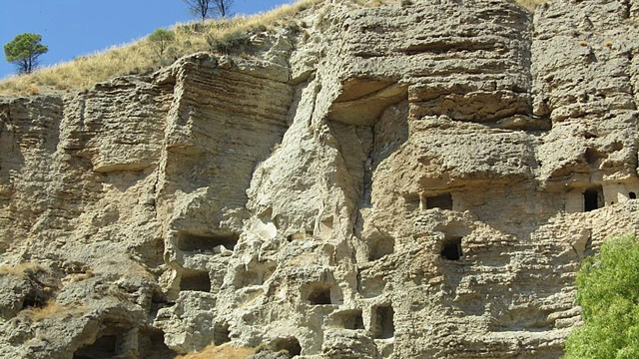 De archeologische vindplaats in Madrid waar u grotten kunt zien die in de prehistorie bewoond werden
