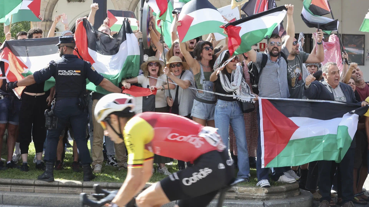 Das Vuelta-Peloton vertraut auf der gefürchteten Schlussetappe in Madrid alles der Polizei an: „Wir haben alle daran gezweifelt, dass wir es schaffen würden, aber …“