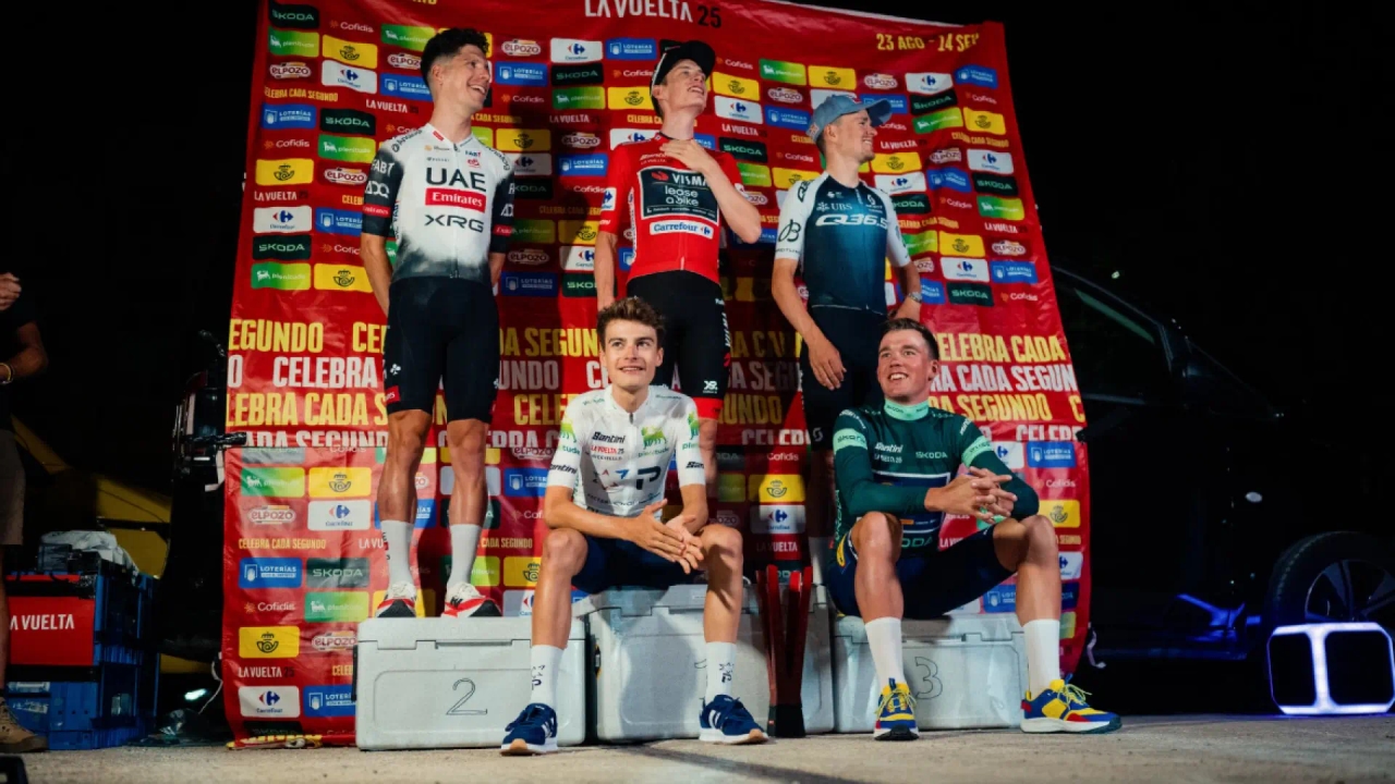 Die Vuelta endet mit einem improvisierten Podium auf Kühlschränken und einem Parkplatz.