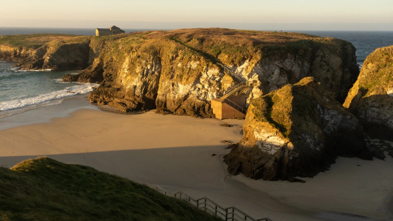 Sadece gelgitin çekildiği zamanlarda ulaşılabilen muhteşem Galiçya manastırı