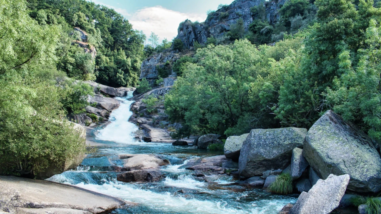 Il percorso escursionistico verso una cascata a Pontevedra circondata da mulini e piscine