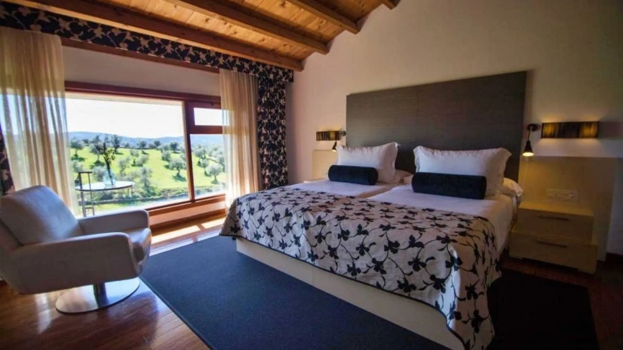 Cet hôtel spectaculaire d'Estrémadure, surplombant les pâturages, était un ancien couvent franciscain.