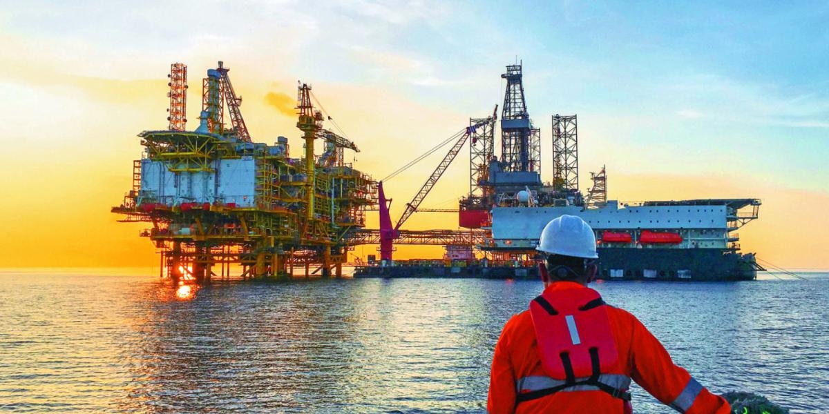 Petróleo cae tras los avances en conversaciones entre EU e Irán