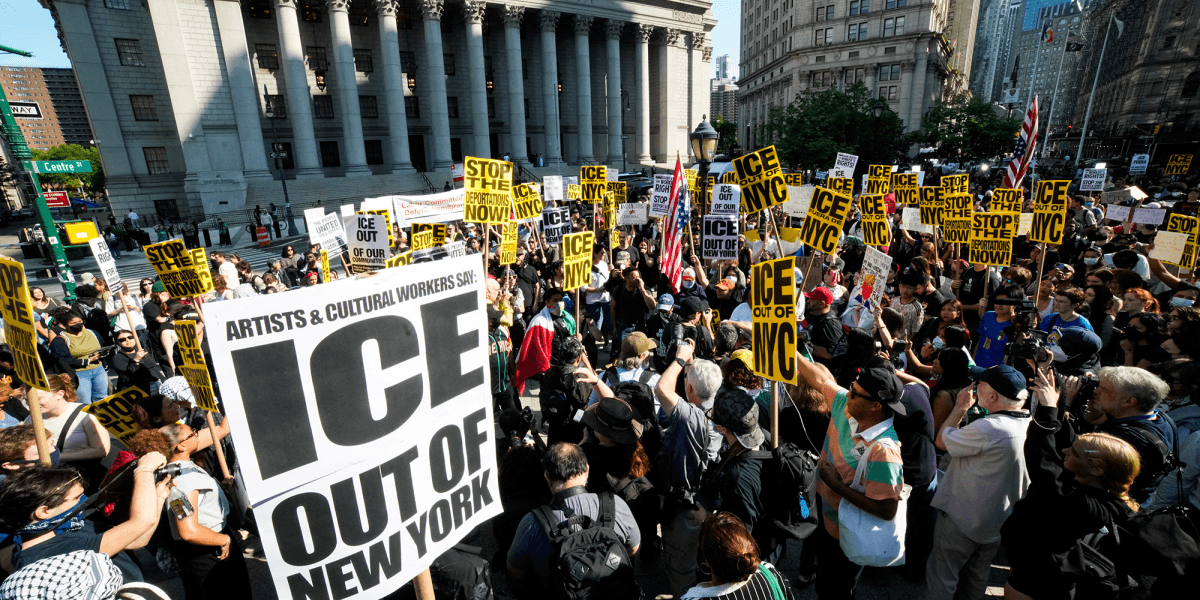 "ICE fora de Nova York": Milhares também protestam contra a política de imigração de Trump em Nova York.