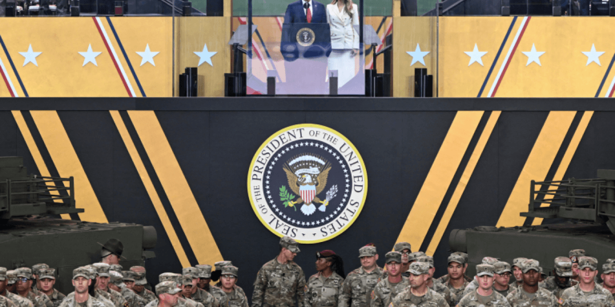 Donald Trump disfruta desfile militar, mientras cientos de miles se manifiestan en su contra