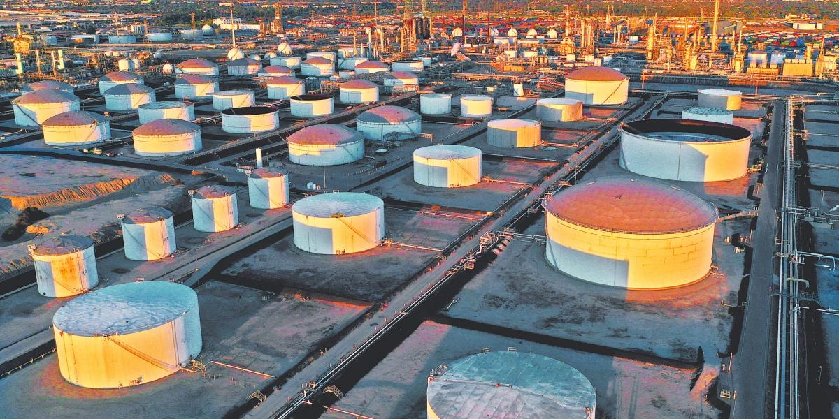 L'aumento dei prezzi del petrolio greggio fa aumentare i prezzi delle compagnie petrolifere sul mercato azionario