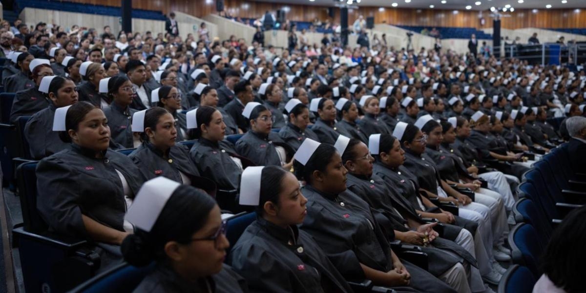 Clara Brugada leads the graduation of 183 male and 33 female nurses: "They are a universal symbol of care, dedication, and vocation."